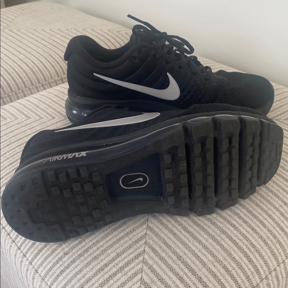 Black Nike sneakers 7.5 - Picture 3 of 4